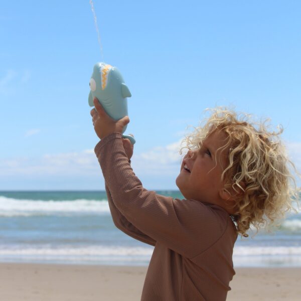 S51WSQPB_L_1 Water Squirter – Shark Pastel Blue