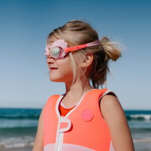 SCMSGNST_L_1 Mini Swim Goggles – Melody the Mermaid Neon Strawberry