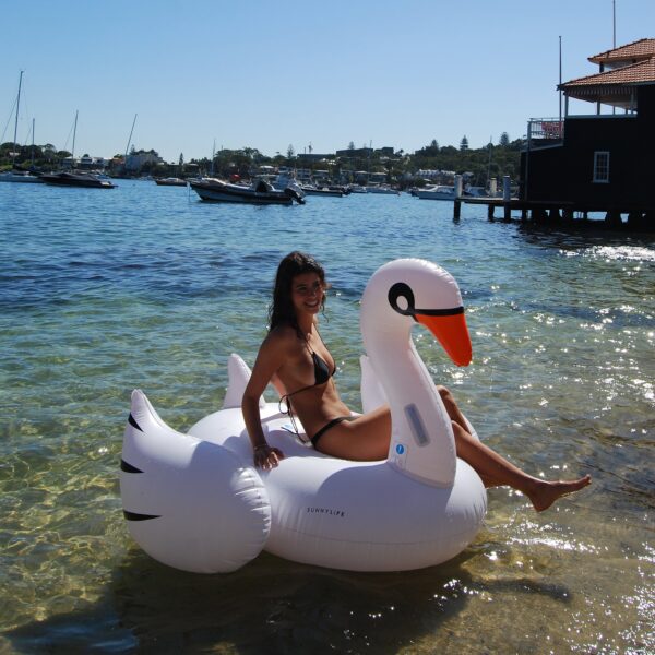 Original Luxe Ride-On Float Swan – The Resort White on White
